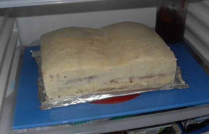 Сколько торт без холодильника. Холодильник для тортов. Торт домашний в холодильнике. Торт в холодильнике фото. Торт который хранится в морозилке.