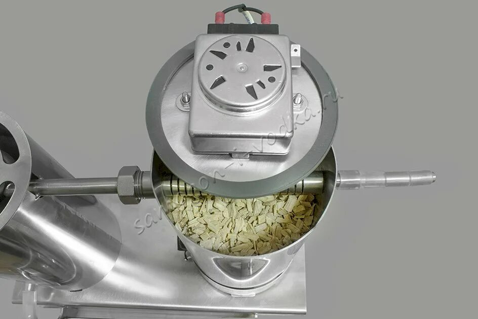 Зависание щепы в дымогенераторе. Дымогенератор для коптильни холодного копчения. Щепа для копчения дымогенератором. Цепа для дымо гениратора. Коптильня на стружке.