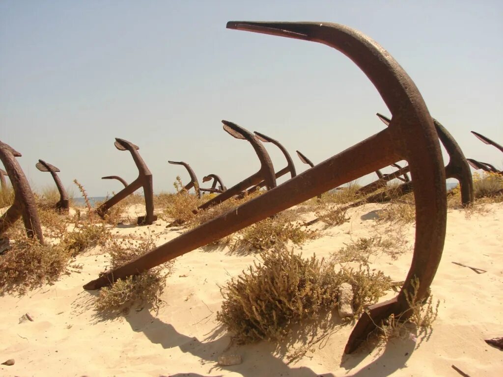 выше якоря. огромный якорь. статуя якорь. большой якорь. нос корабля в море.