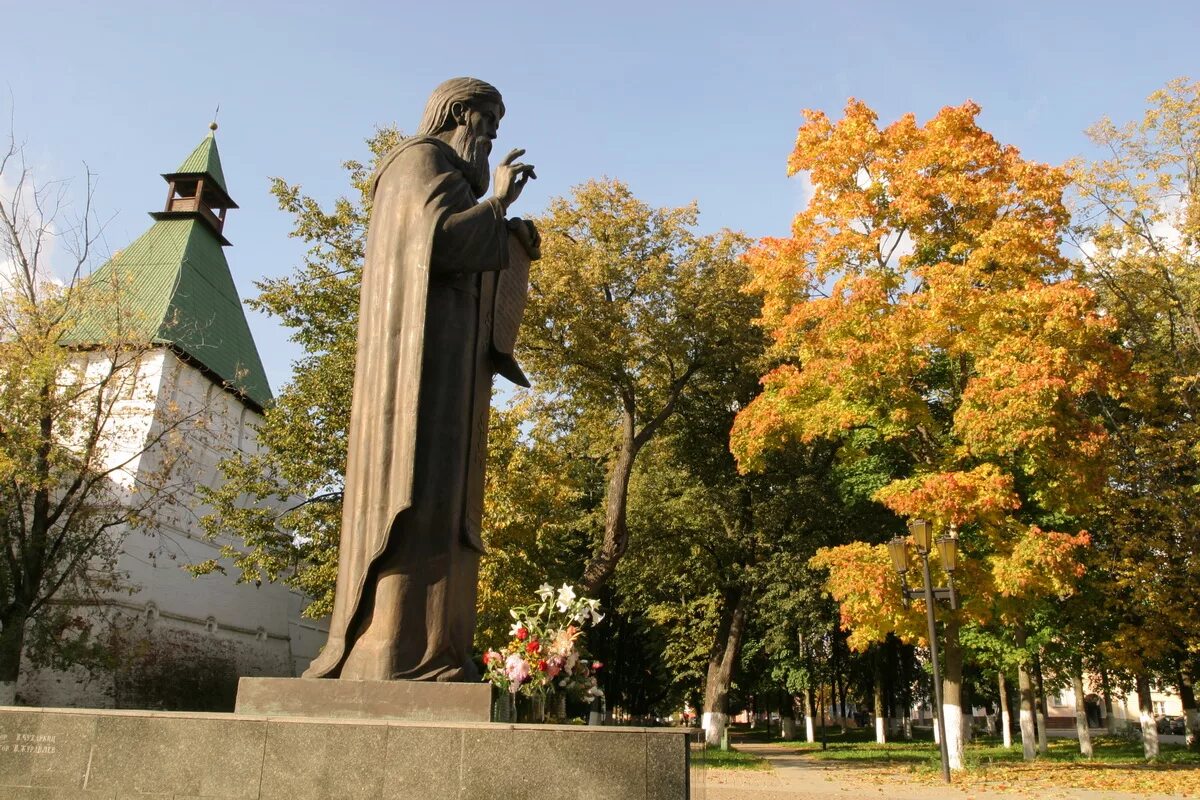 Памятники города сергиев посад. Памятник сергию Радонежскому. Памятник Радонежскому Сергиев Посад. Статуя Сергия Радонежского в Сергиевом Посаде. Памятник преподобному сергию Радонежскому.