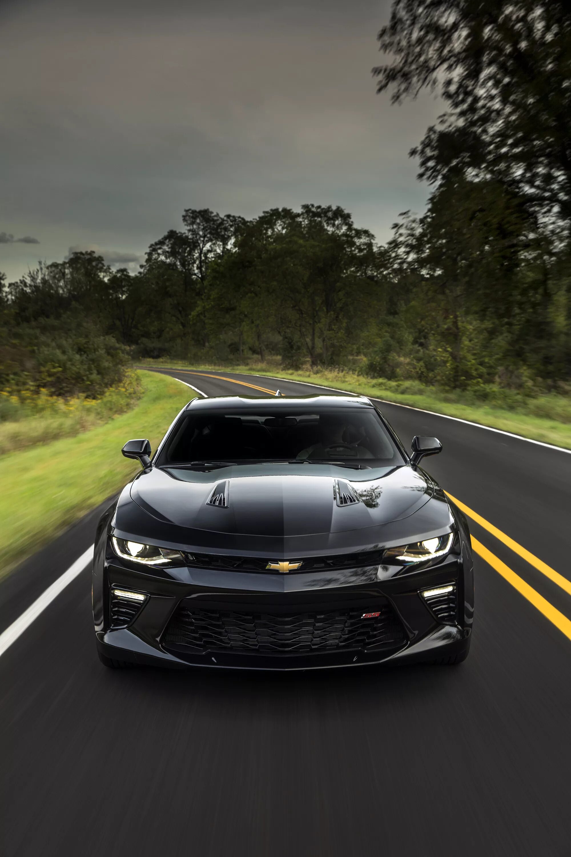 Машины на телефон вертикальные. Шевроле Камаро 2016 черная. Chevrolet Camaro 2016 черный. Chevrolet Camaro SS 2016 Black. Шевроле Камаро zl1 2016.