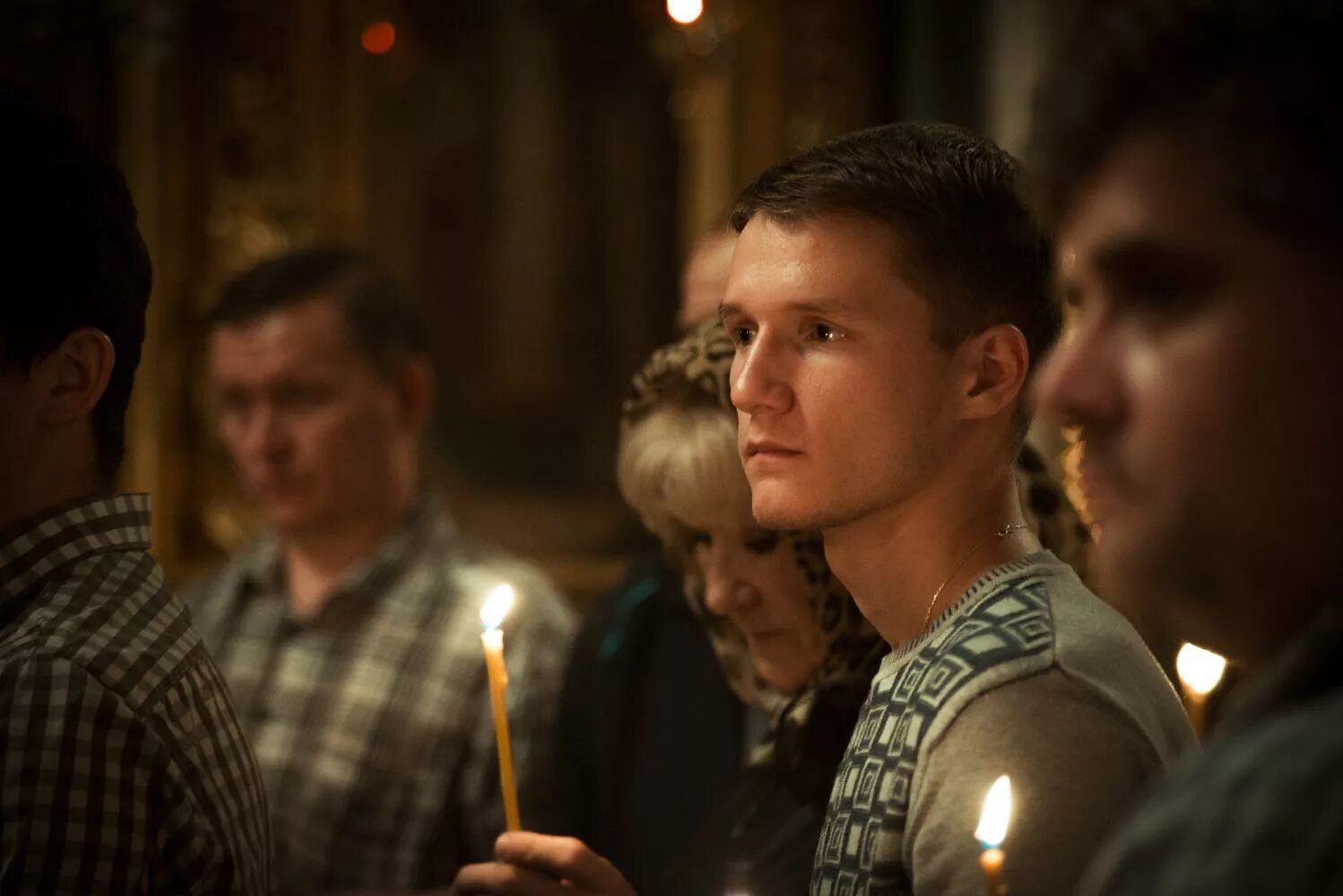 Бывший муж церковь. Мужчина в храме. Подростки в церкви. Мужчина молится в храме. Юноша в храме.