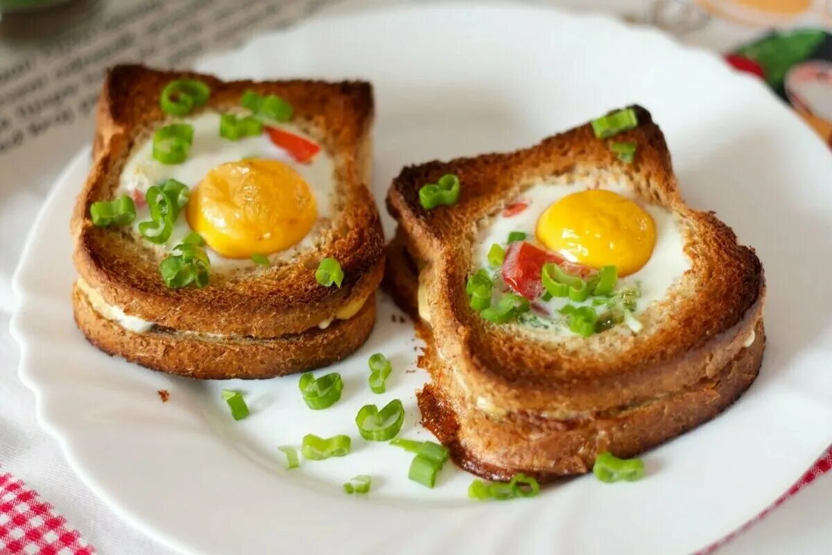 Вкусный завтрак на сковороде рецепт. Бутерброд с жареным яйцом. Бутерброд с яичницей. Жаренный будерброт с яй. Яичница в хлебе.