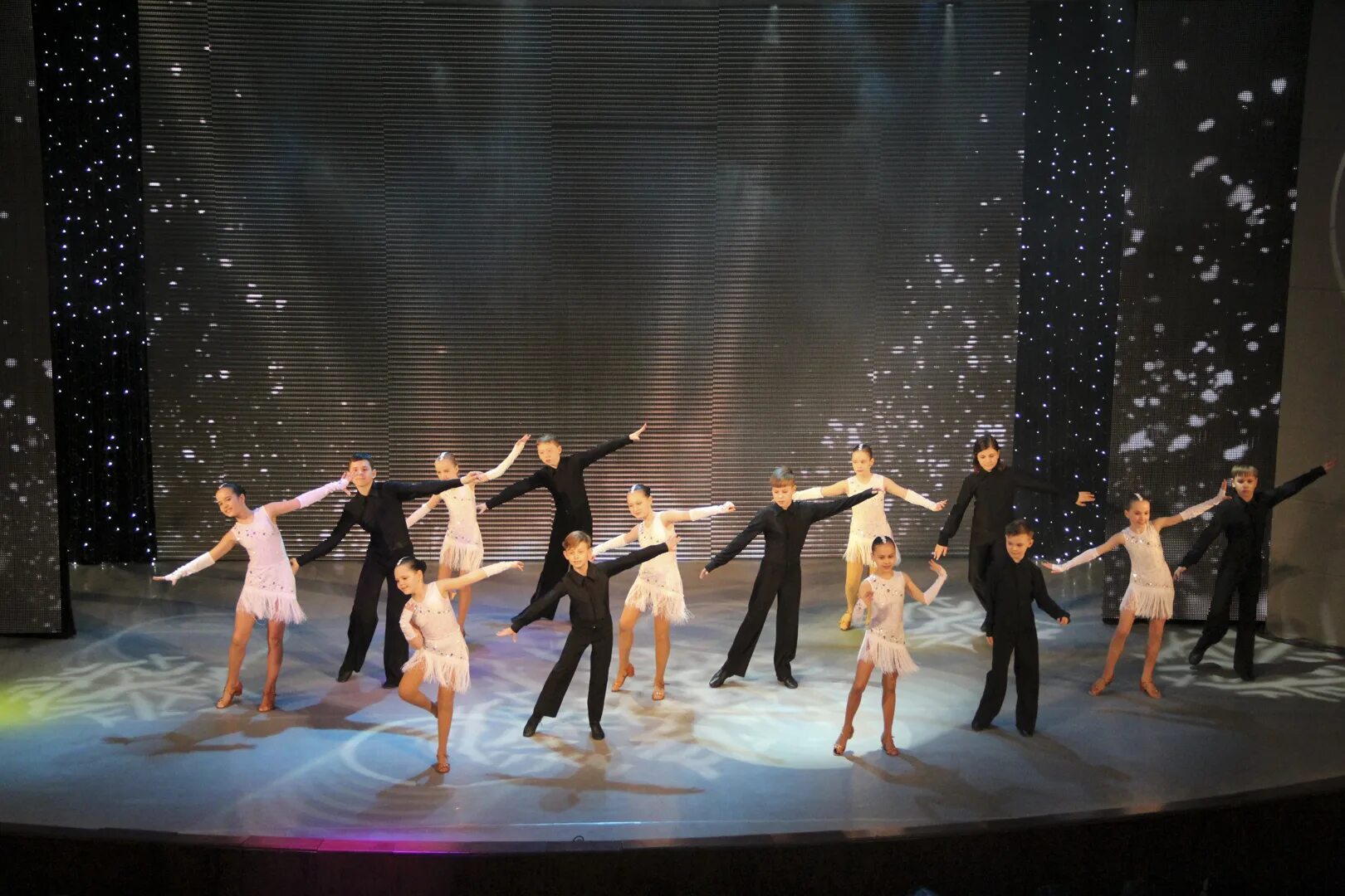 танцевал концерт. приглашение на танцевальный концерт. цвета радуги тамбов концерт. танцевал концерт. современный эстрадный танец.