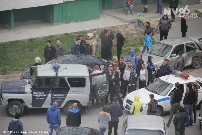 Полиция во дворе. Полиция Нижневартовск в Нижневартовске. Авария во дворе Нижневартовск. Происшествия криминал за неделю