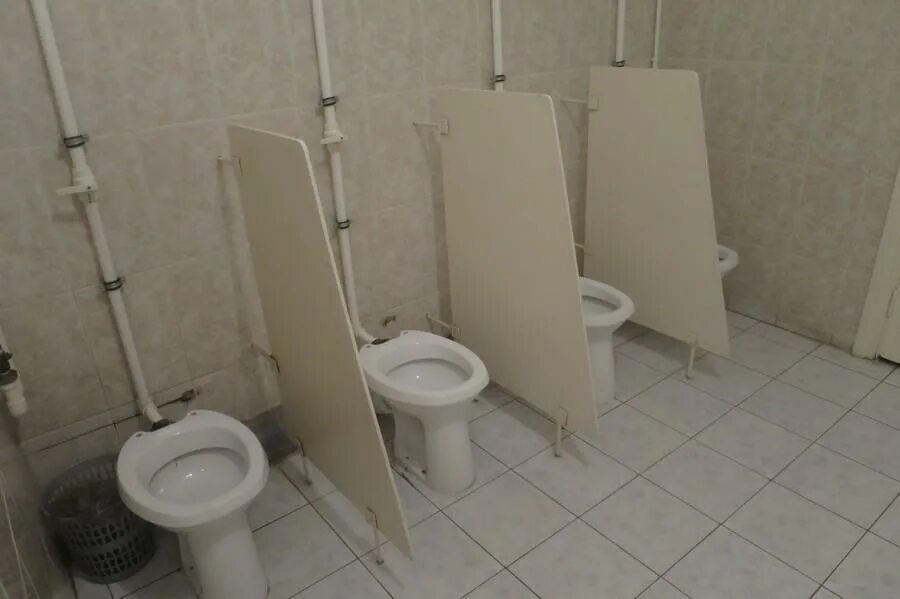 Туалет в школе. Туалетная комната в школе. Унитаз в школе. Школьный туалет без кабинок.