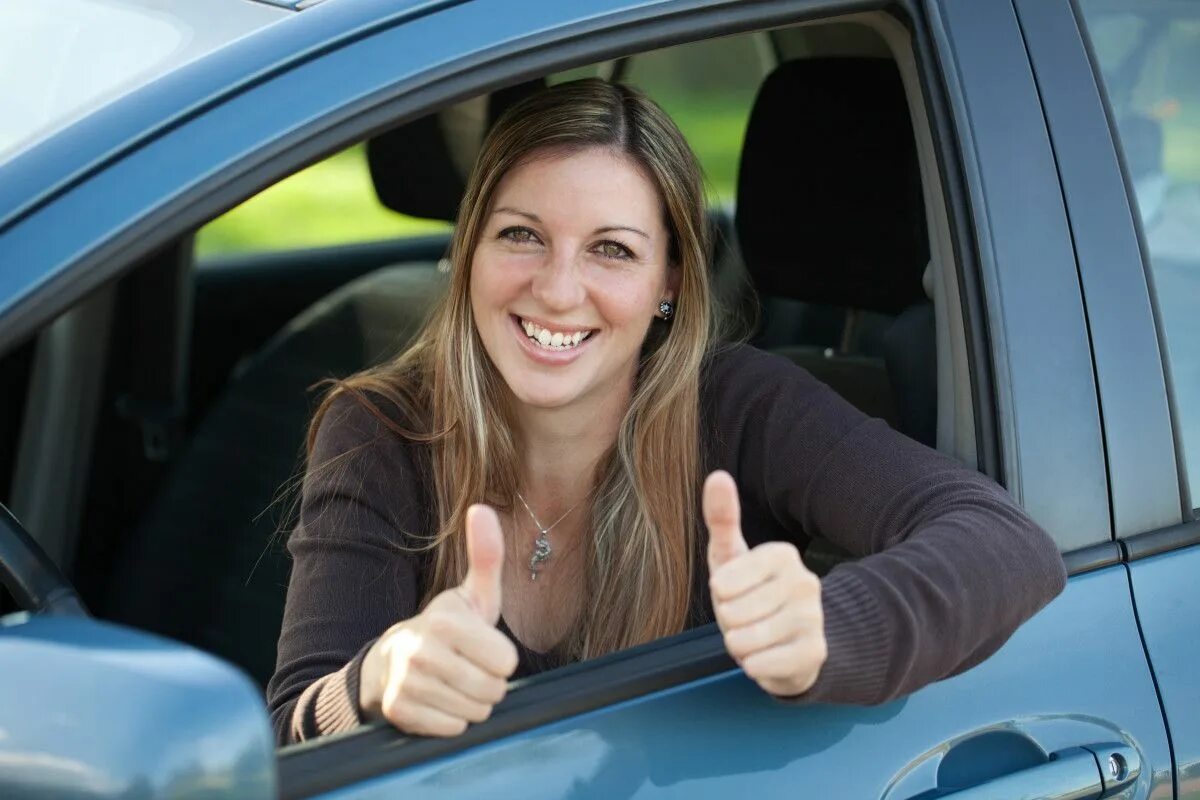 Car like me. Девушка в авто показывает большой палец. Водитель палец вверх. Водитель с большим пальцем. Девушка показывает лайк в авто.