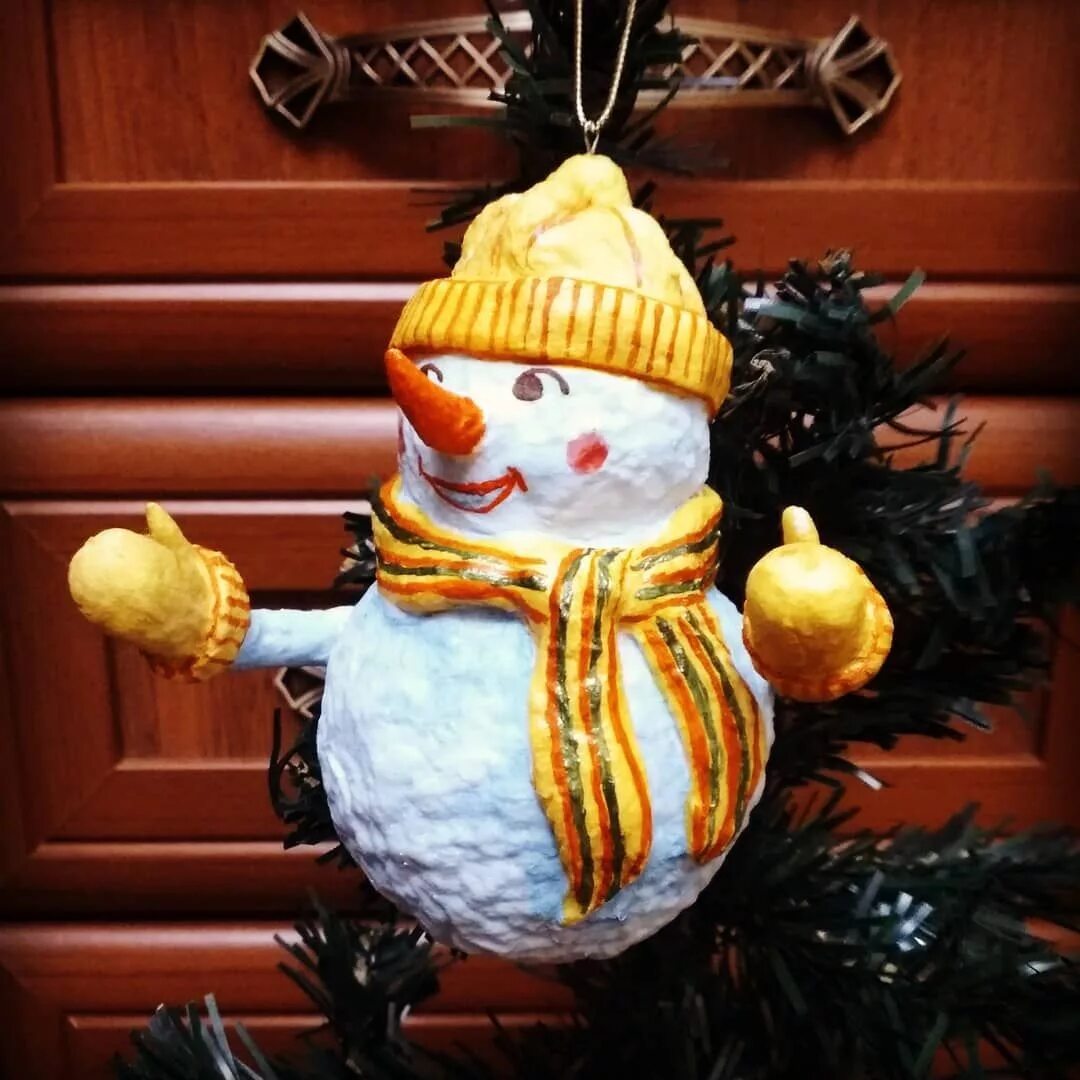 мк снеговик из ваты. поделка снеговичок из ваты. елочные игрушки из ваты и клея. поделка на новый год снеговик из ваты. снеговик из ваты и клея пва.