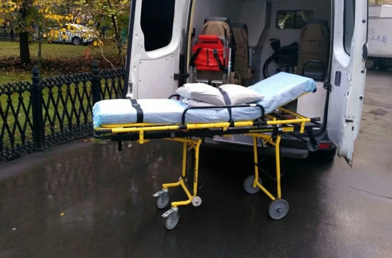 Перевезти больного в другой город. Машина для транспортировки лежачих больных. Автомобиль для перевозки лежачих больных. Машина для перевозки лежачих больных. Спецмашина для перевозки лежачих больных.