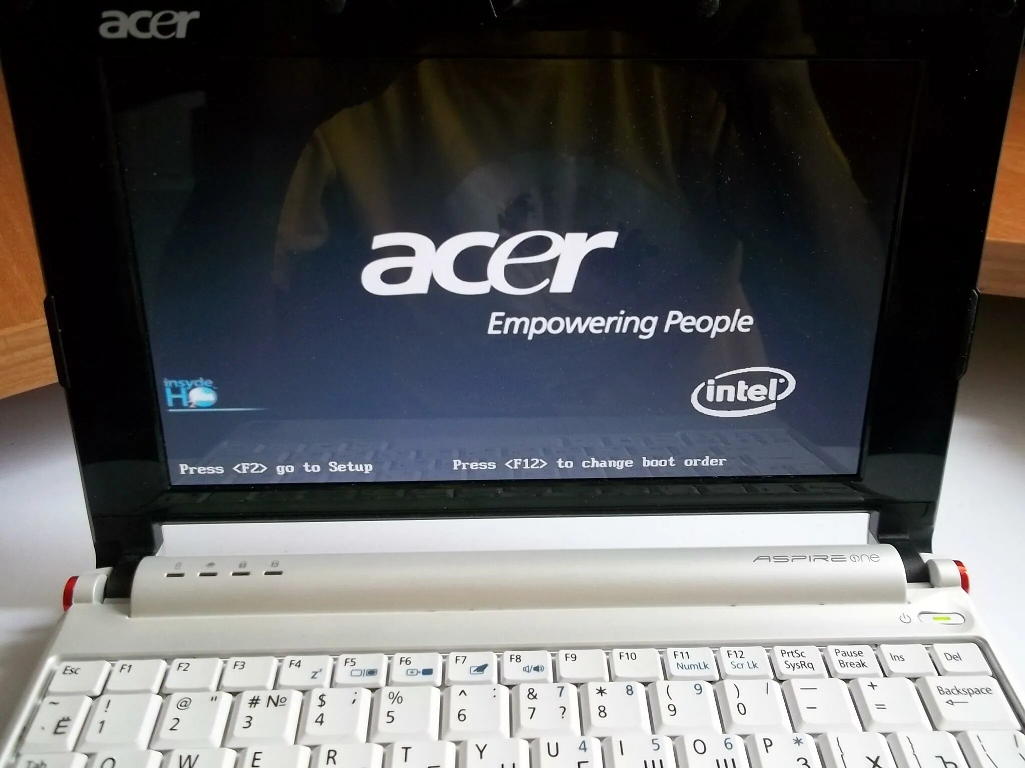 Aspire one zg5. Acer empowering people. Acer empowering people на экране. Не включается ноутбук Асер. Acer empowering people x1161p.