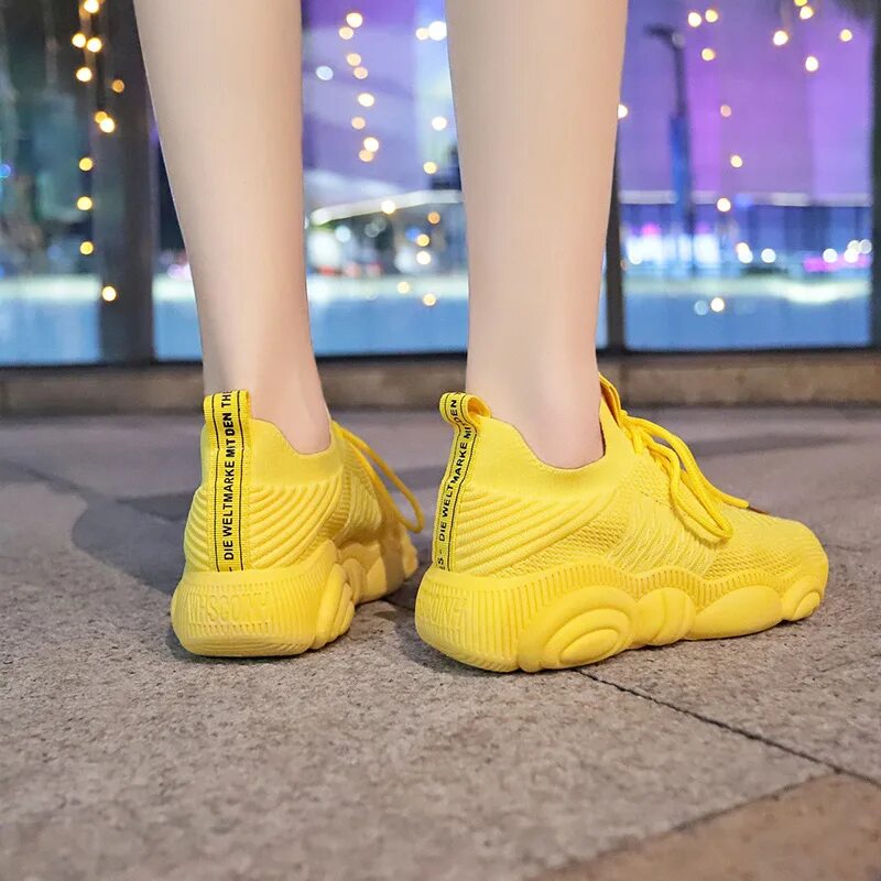 Желтая подошва на кроссовках. Желтые кроссовки на платформе. Жёлтые кроссовки женские на платформе. Желтые тканевые кроссовки. Кроссовки с желтой подошвой женские.
