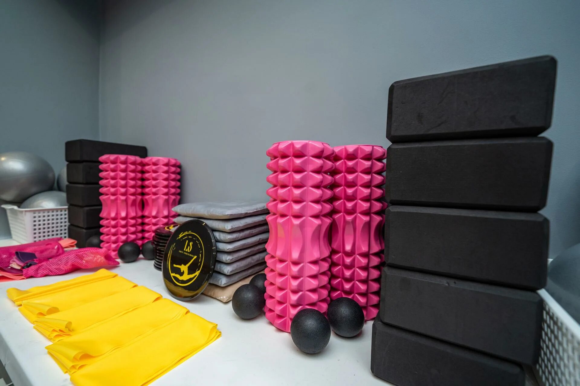 Женщина в спортзале. Занятия на тренажерах. Спортзал. Спортивные люди. Ходить в спортзал.