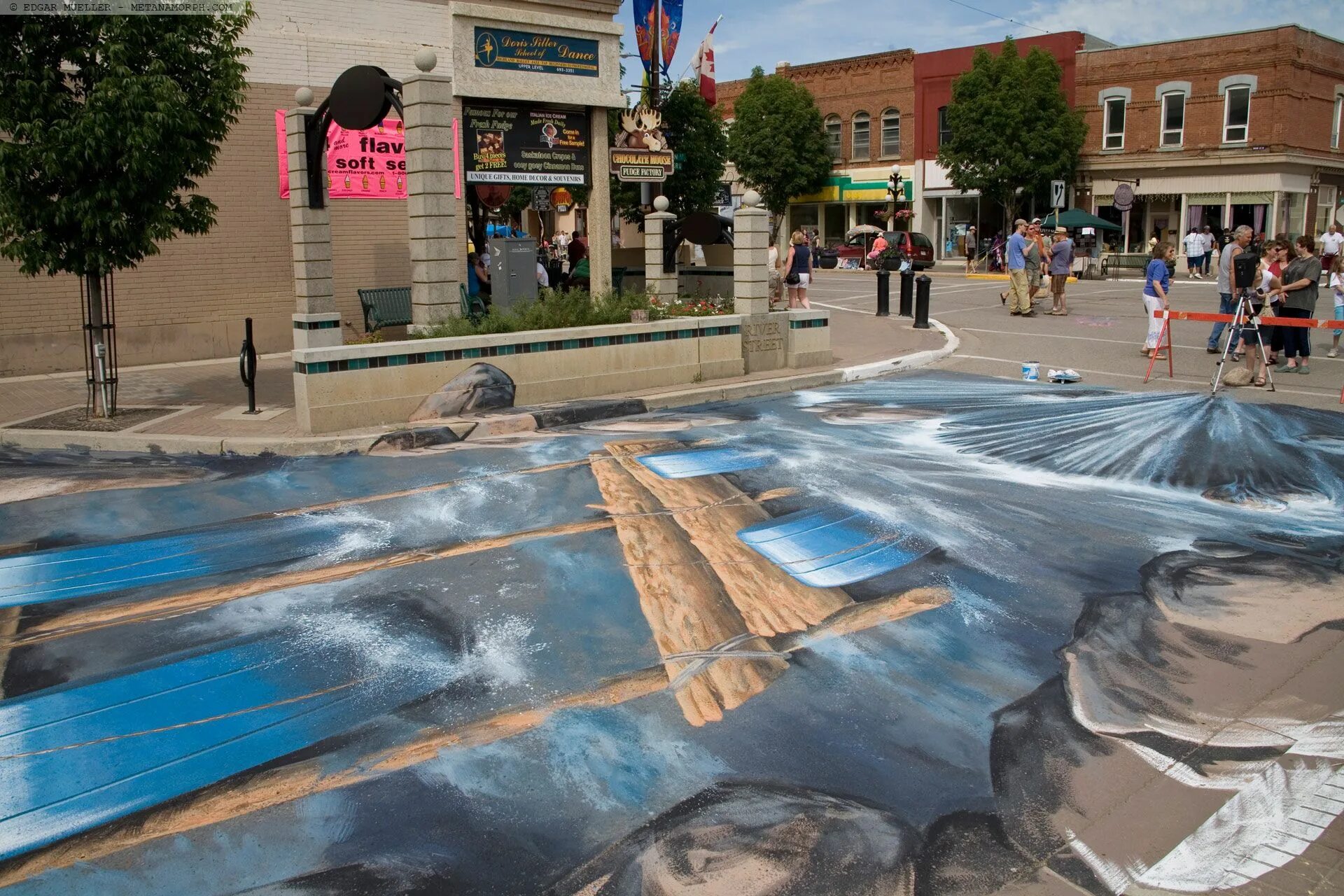 Скрипка на асфальте. 3d картины на асфальте от Эдгара Мюллера. Julian Beever картины. 3д изображения Эдгара Мюллера.