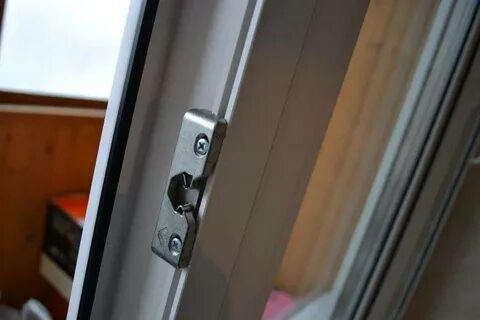 Установить защелку на балконную пластиковую дверь