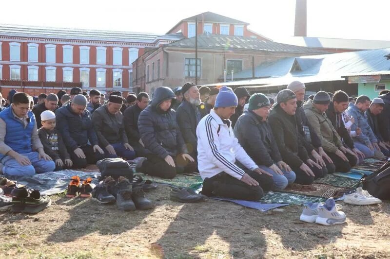 Во сколько праздничный намаз ураза байрам 2024. Праздник мусульман сейчас. Ураза байрам. С Ураза байрам брат. Ураза байрам для солдат.