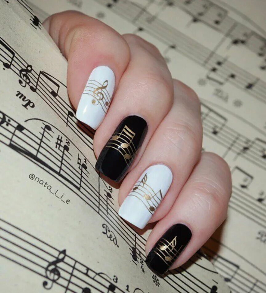 Песня черные ногти. Маникюр с нотками. Ногти на музыкальную тему. Ногти в музыкальном стиле. Маникюр на короткие ногти с нотами.