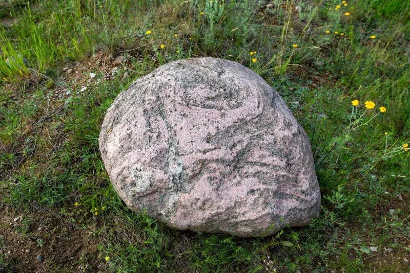 Валун в поле. Валуны на лугу. Камень лежит на Камне. Камень в поле.