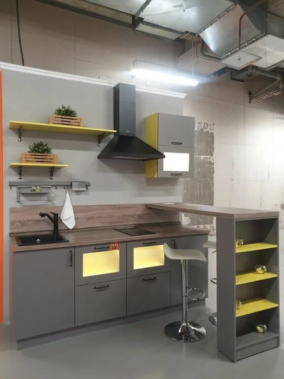 Кухонный гарнитур продается с экспозиции. Кухня выставочный образец. Выставочная кухня. Кухня с выставки орел. Кухонный гарнитур выставочный.