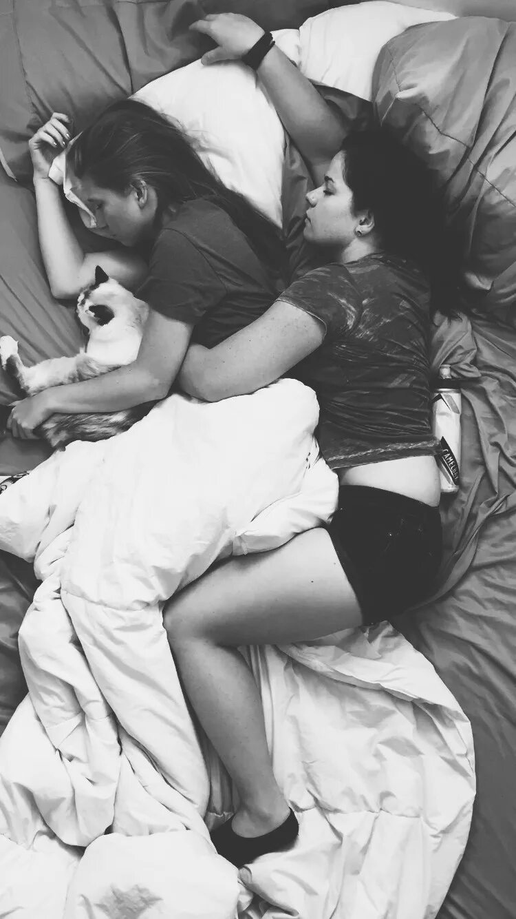 Две девушки в обнимку. Две девушки обнимаются в постели. Обнимашки двух девушек. Подруги на кровати. Some lesbian