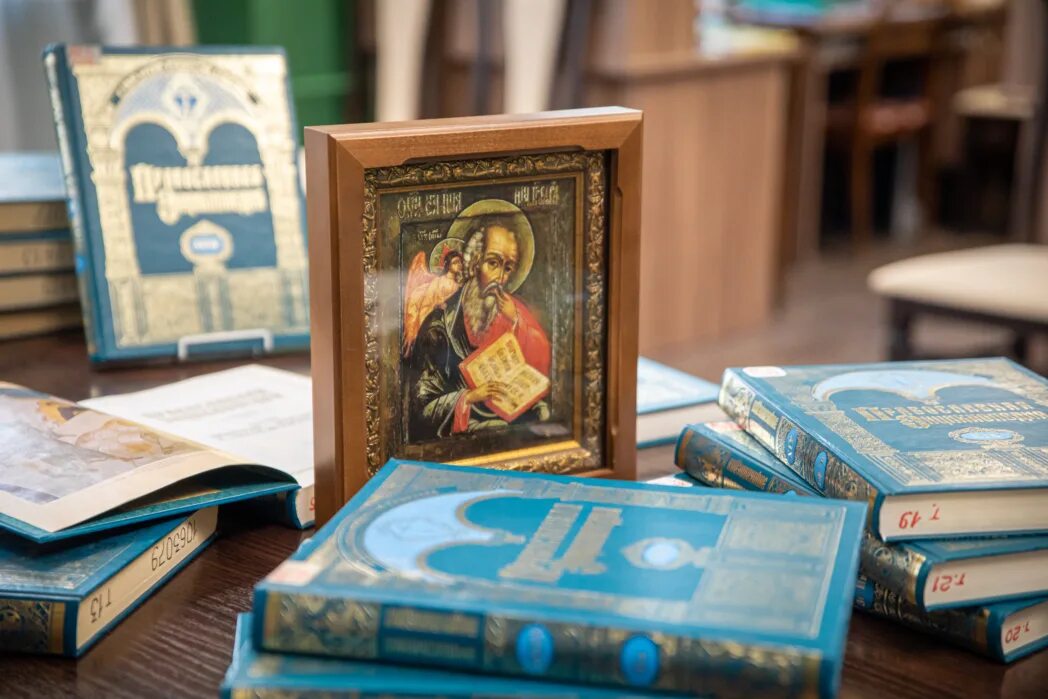 Православная книга это. Православные книги. Церковная библиотека. Современные православные книги.