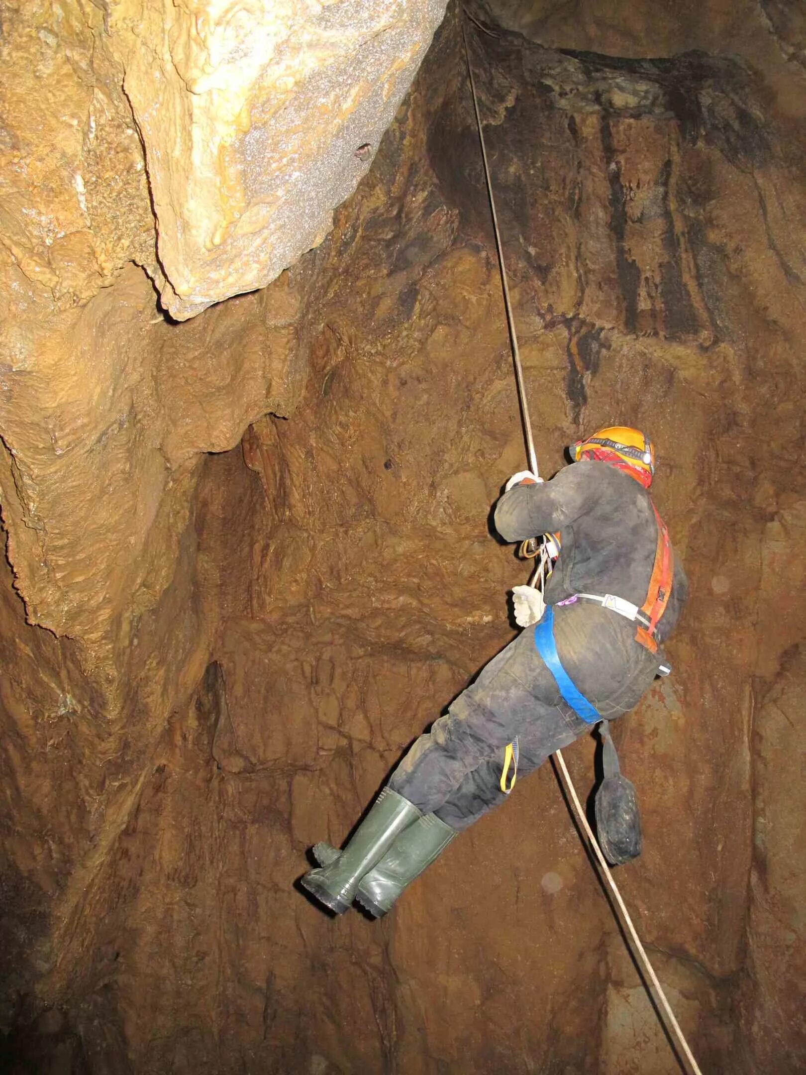 самый глубокий колодец. сафари парк геленджик медвежья пещера. глубокая пещера в геленджике. медвежья пещера в геленджике. глубокая пещера в геленджике.