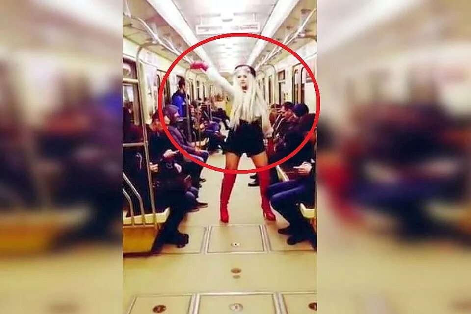 танцующая в метро. алессандра кембали. танцует в метро. девушки в метрополитене лондона. алессандра кембали.