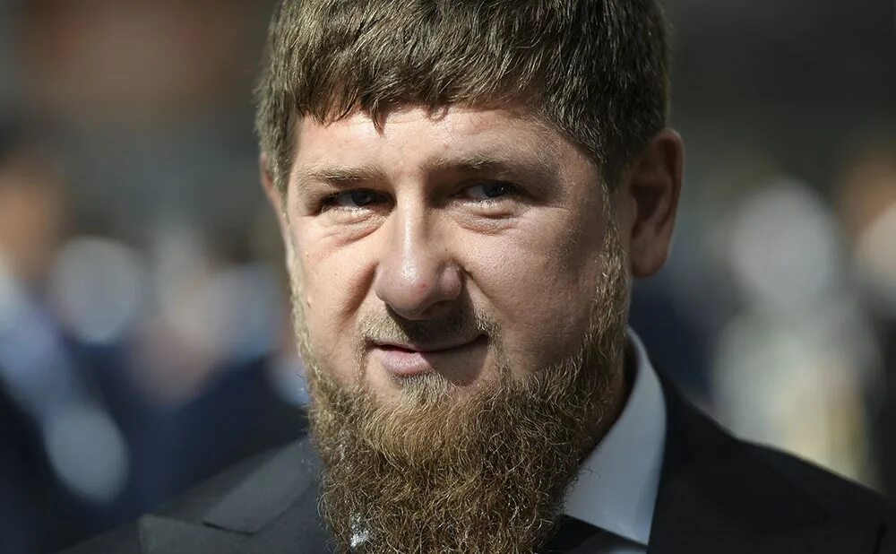Глава чечни рамзан кадыров. Глава чечни рамзан кадыров. Кадыров 2005. Глава чечни рамзан кадыров. Селфи кадырова с путиным 2022.