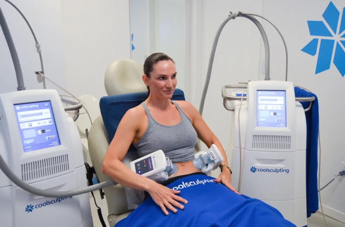 Цена криолиполиза астрея. Аппарат Зелтик криолиполиз. Zeltiq криолиполиз. COOLSCULPTING аппарат. Аппаратная косметология криолиполиз.