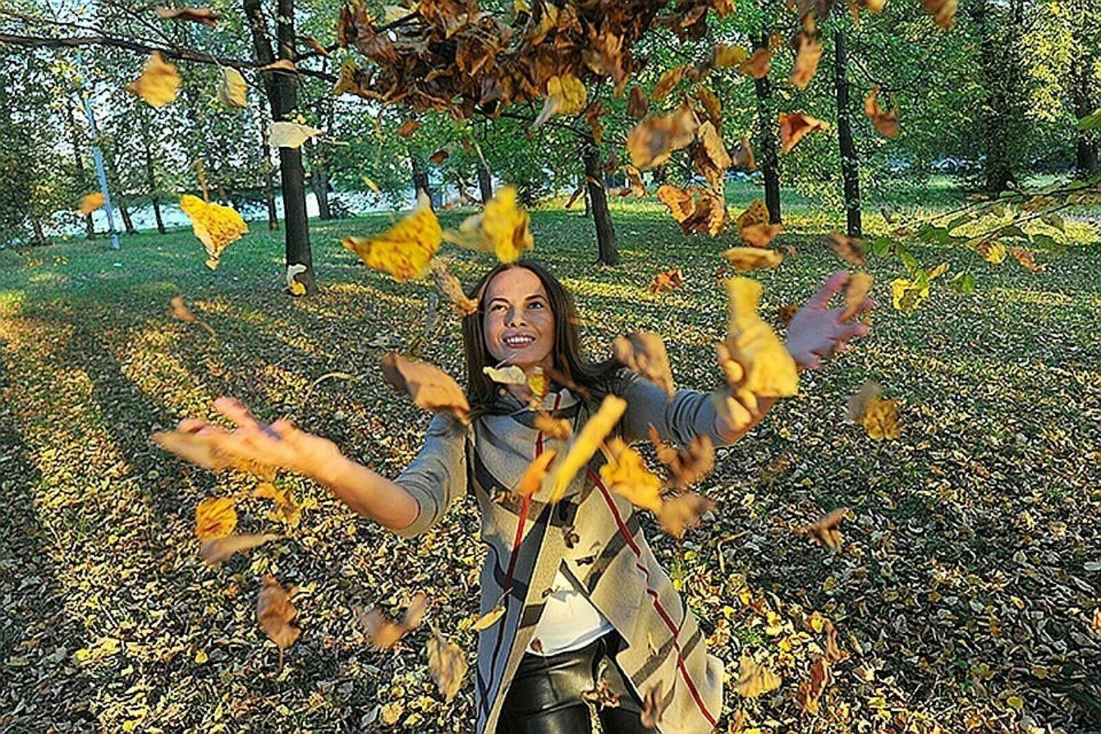 Осенью 2019 года. Люди осенью в Москве. Москва осенняя девушки. Когда приходит осень.. Ждете ли наступление осени.