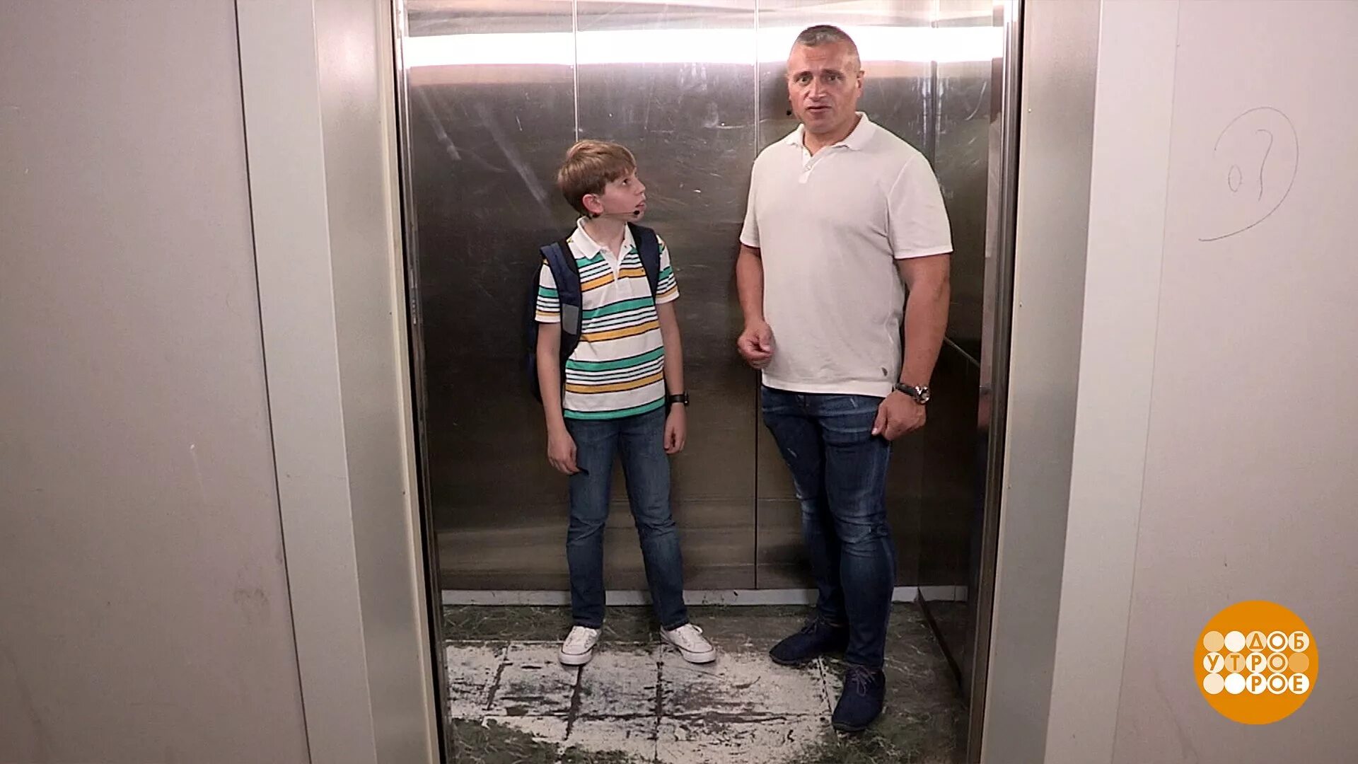 Человек заходит в подъезд. Лифт для детей. Школьник в лифте.
