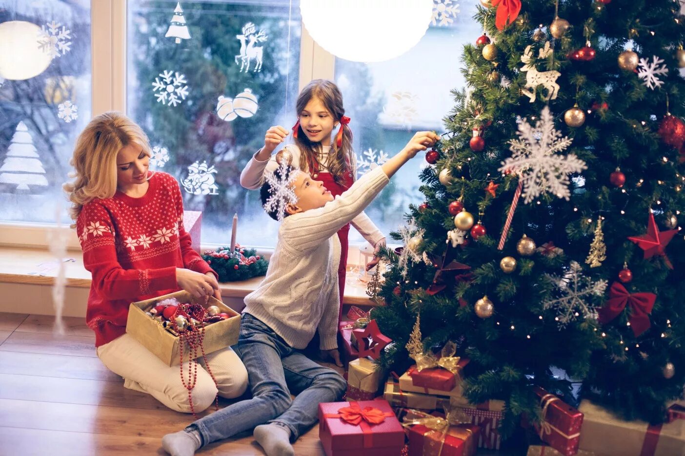 Decorating new year tree. Семья наряжает елку. Наряжаем елку. Новый год подготовка к празднику. Фотосессия у елки.