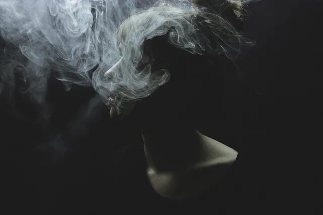 Дым Эстетика. Сигаретный дым. Дым арт. Пепел сигареты. Песня я вижу дым