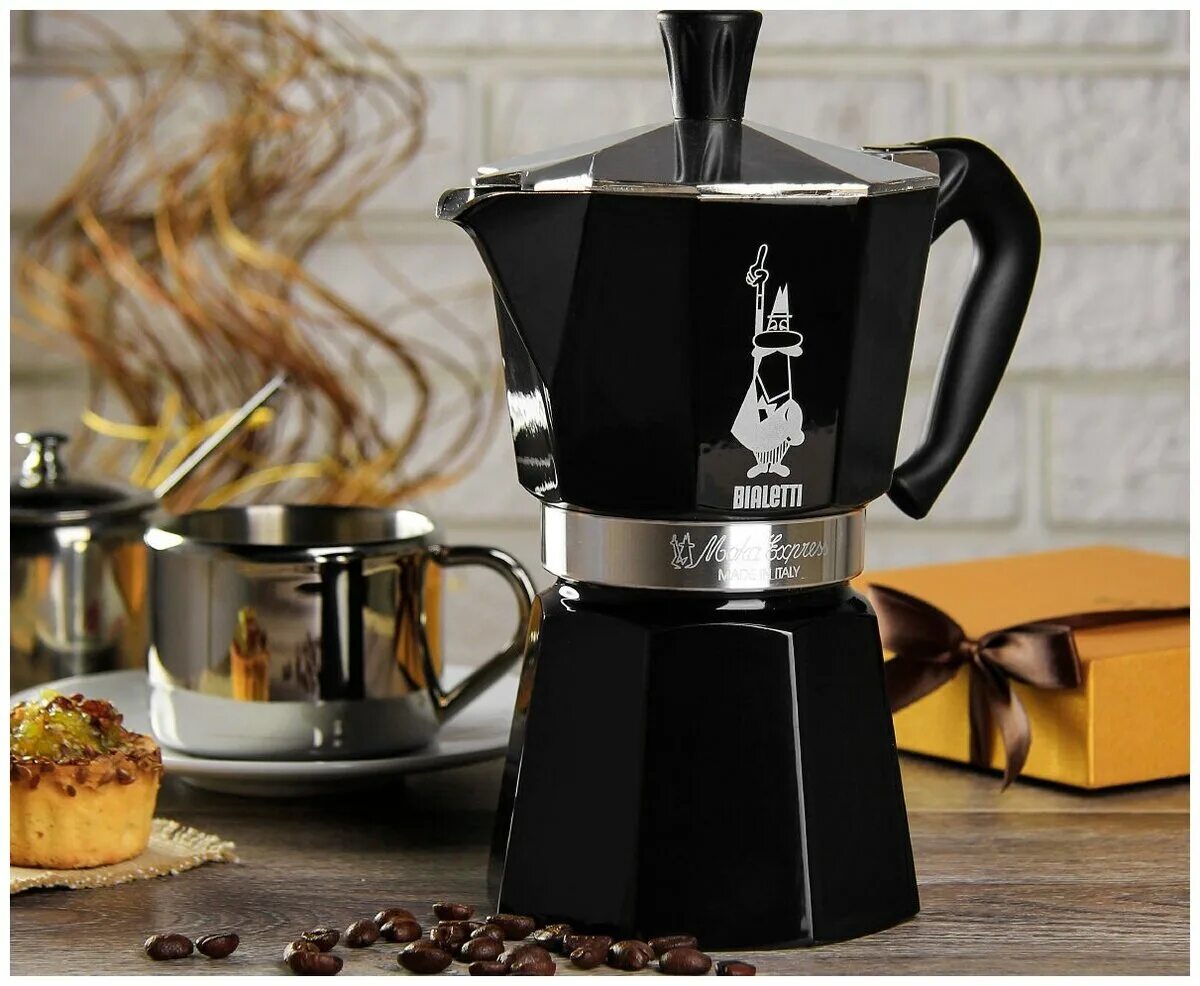 Гейзерная кофеварка bialetti moka. Гейзерная кофеварка Биалетти Мока. Гейзерная кофеварка Bialetti Moka Express. Bialetti Moka Express 6 чашек.