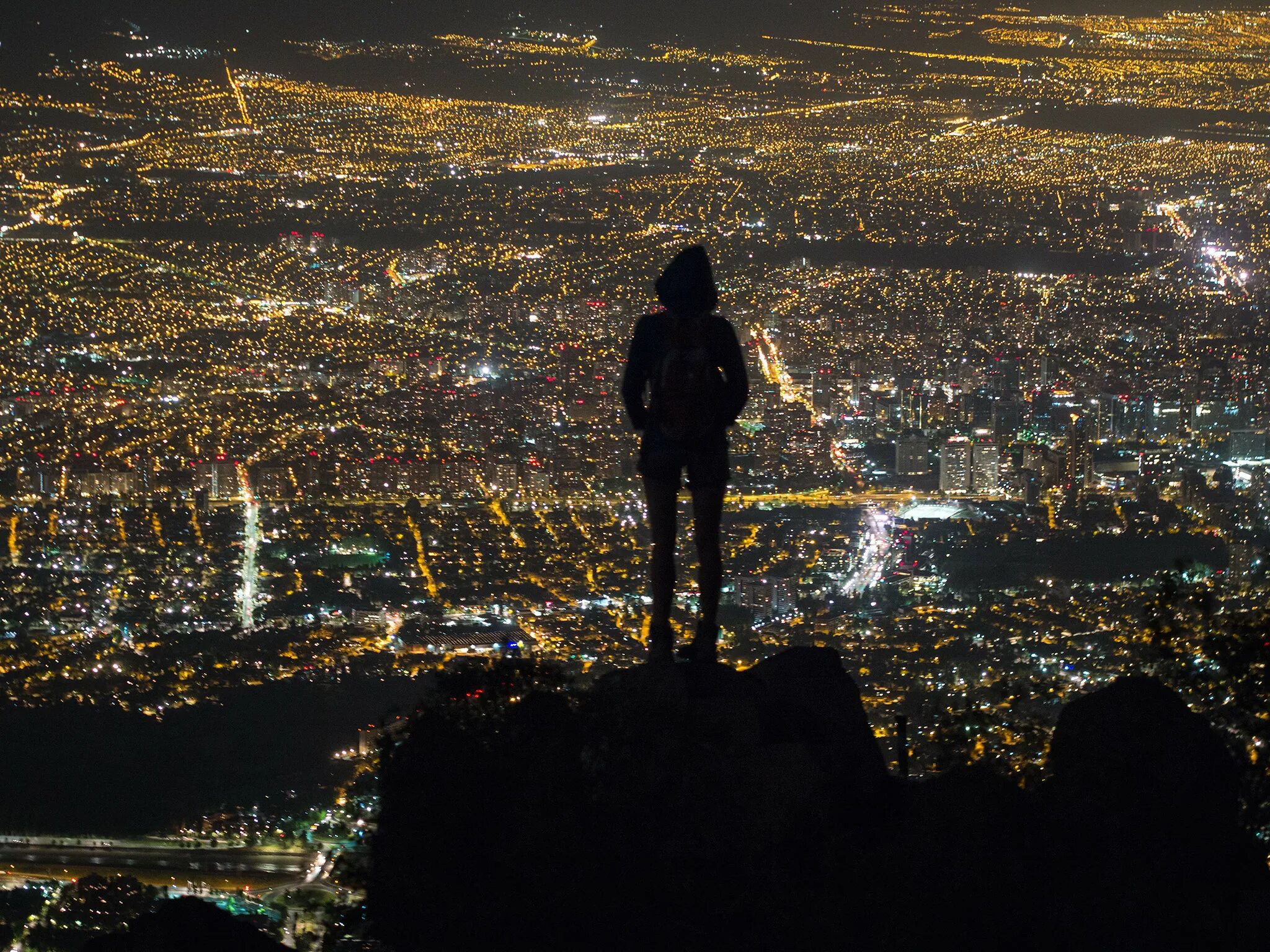 Эффект американской ночи. Night Road. Man looking at the City at Night. City view from distance Night.