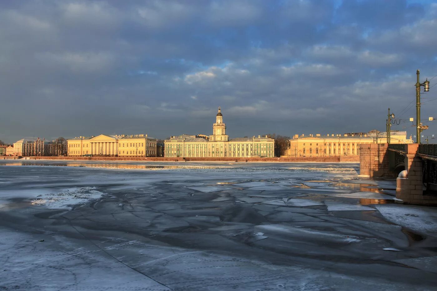 Берега Невы Санкт-Петербург. Берег Невы в Питере. Гранитная набережная Санкт-Петербург. Гранитная набережная Невы.