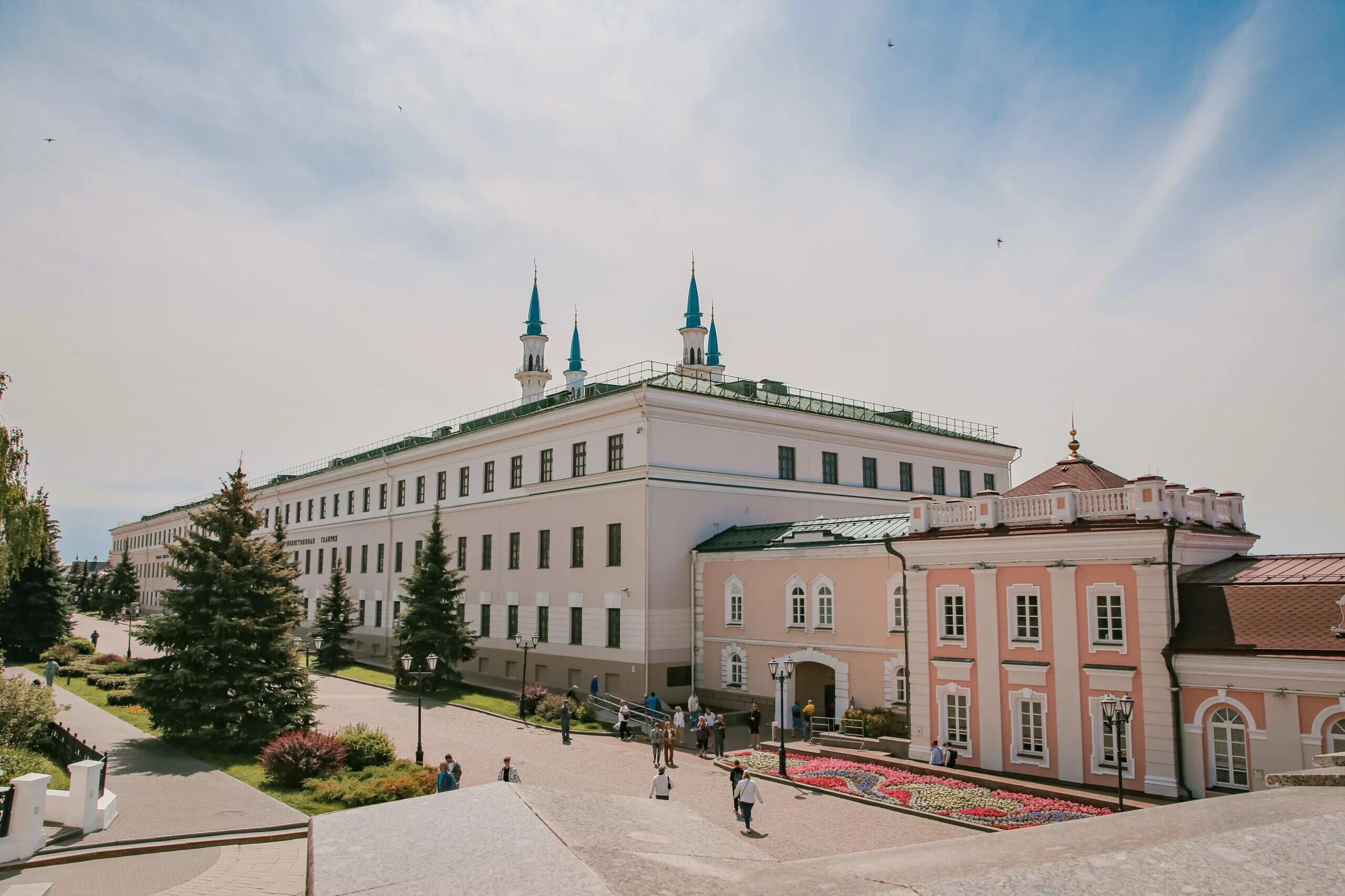 Комплекс казанского кремля. Музей заповедник Казанский Кремль. Присутственные места Казань Кремль. Здание присутственных мест Казань Кремль. Казанский Кремль двор присутственных мест.