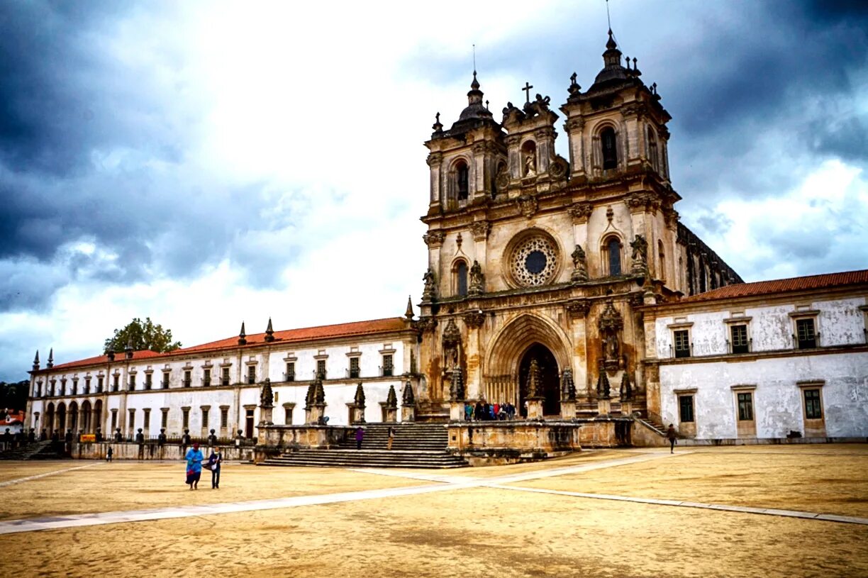Самый крупный монастырь в европе. Монастырь Алкобаса Португалия. Церковь монастыря Алкобаса.