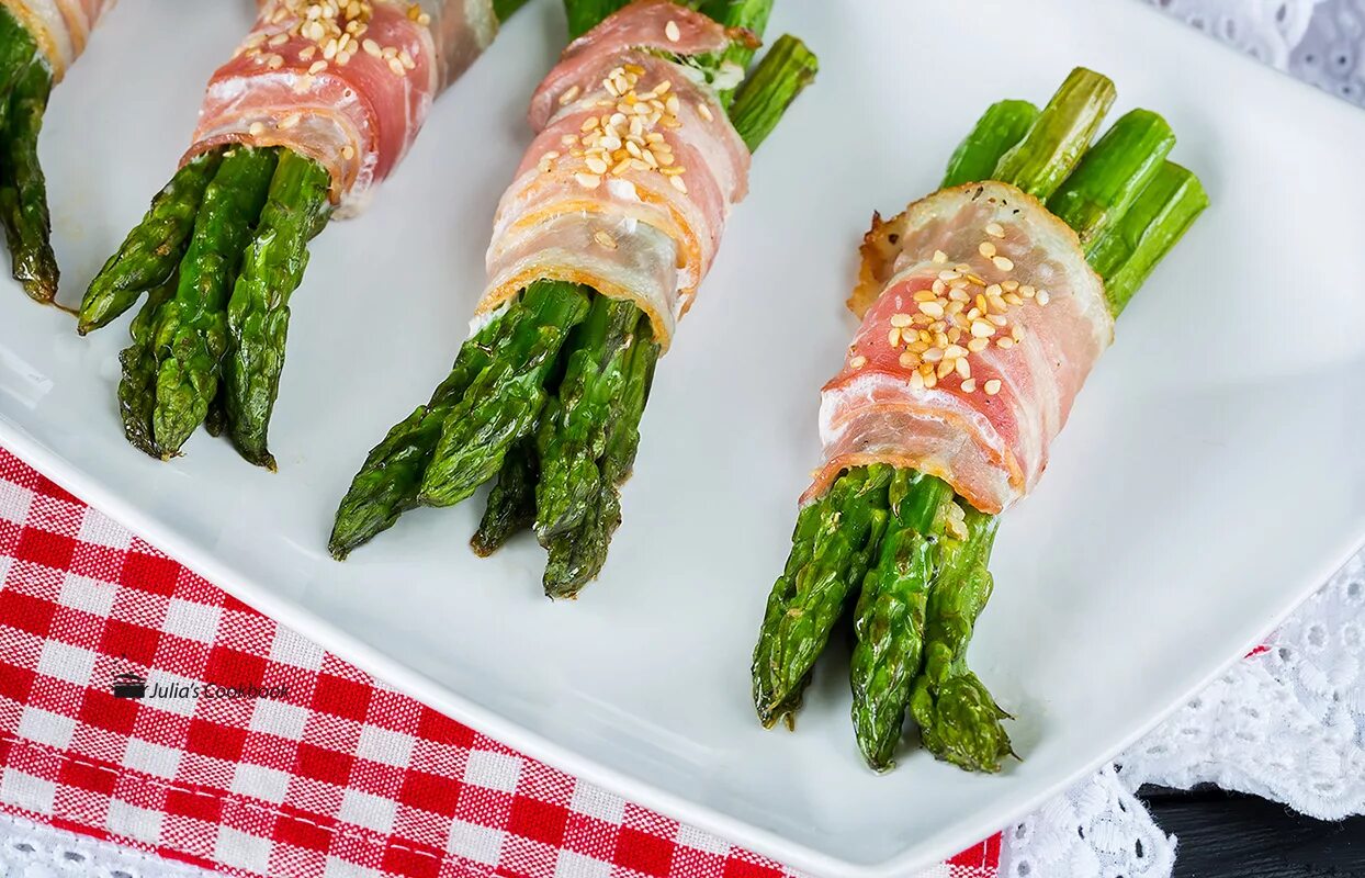 Спаржа в беконе в духовке. Спаржа в беконе. Спаржа в беконе на сковороде. Спаржа в турции. Спаржа запеченная с беконом.