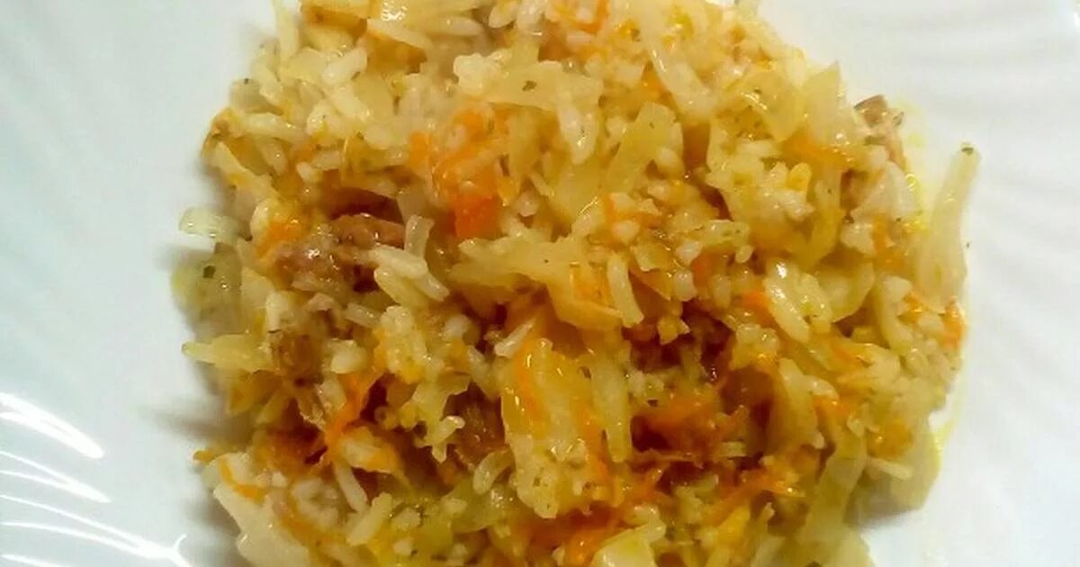 Рис с капустой и курицей. Тушеная капуста с рисом. Капуста с рисом тушеная на сковороде. Рис с капустой и мясом.