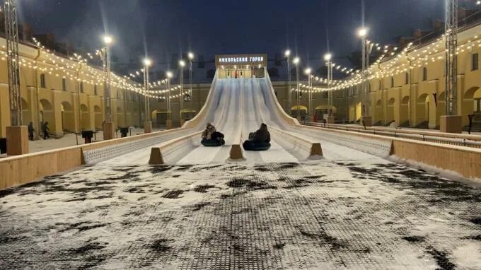 Длинная ледяная горка. Никольские ряды санкт-петербург зима. В питере открыли самую длинную горку. Горка на дворцовой 2022. Никольские ряды горки.