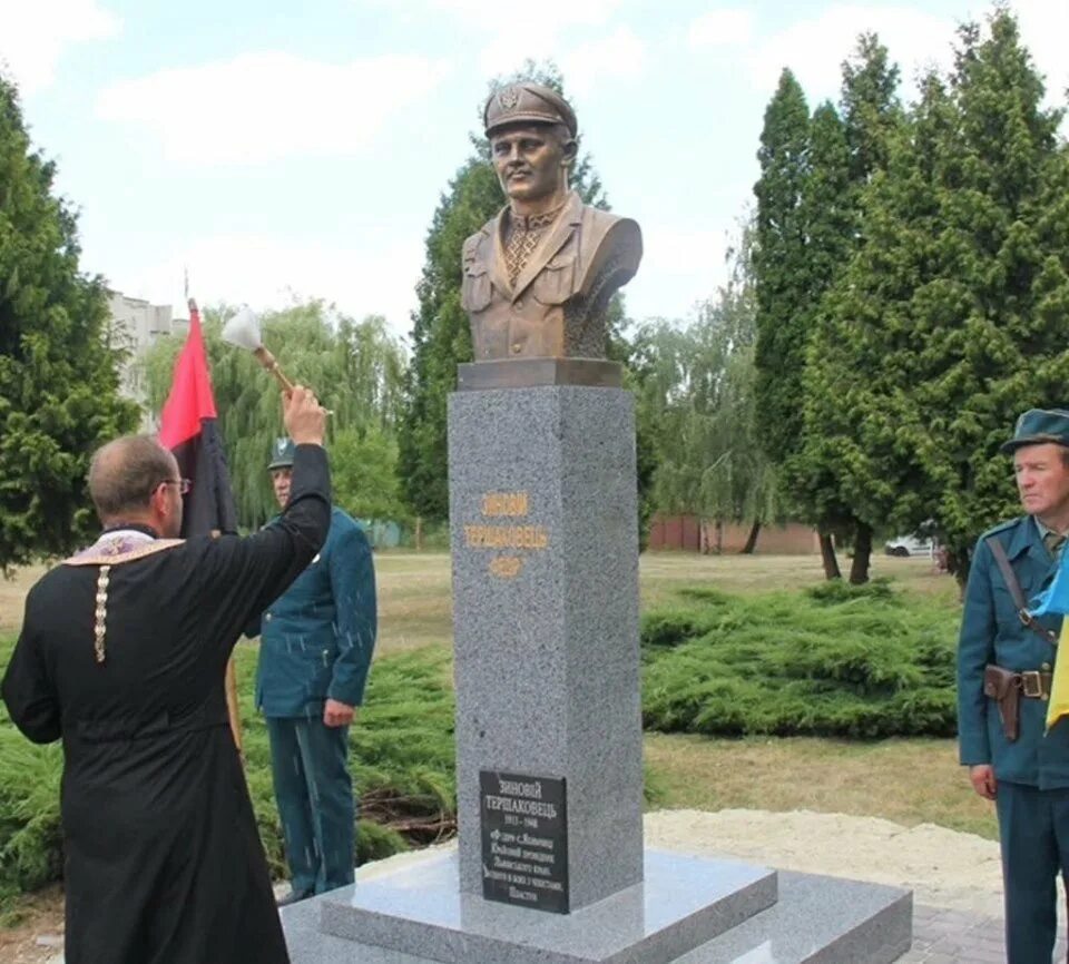 Памятник сс в канаде. Памятники УПА на Украине. Памятник украинской повстанческой армии УПА.. Памятники нацистам на Украине. Памятники эсэсовцам на Украине.