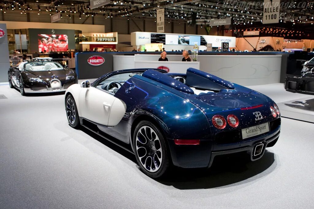 Bugatti производитель. Bugatti Veyron Grand Sport 2010. Бугатти в Москве. Бугатти купе кабриолет. Бугатти в России.