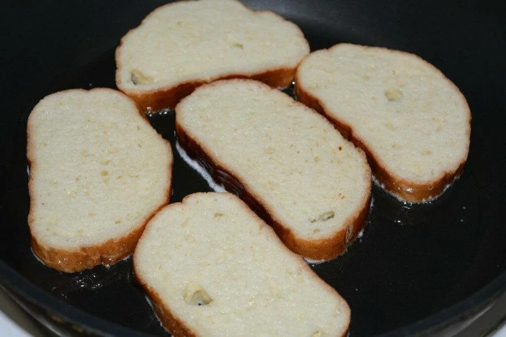 Хлеб в яйце с сахаром. Гренки. Приготовление гренок. Гренки из белого хлеба. Гренки на сковороде.