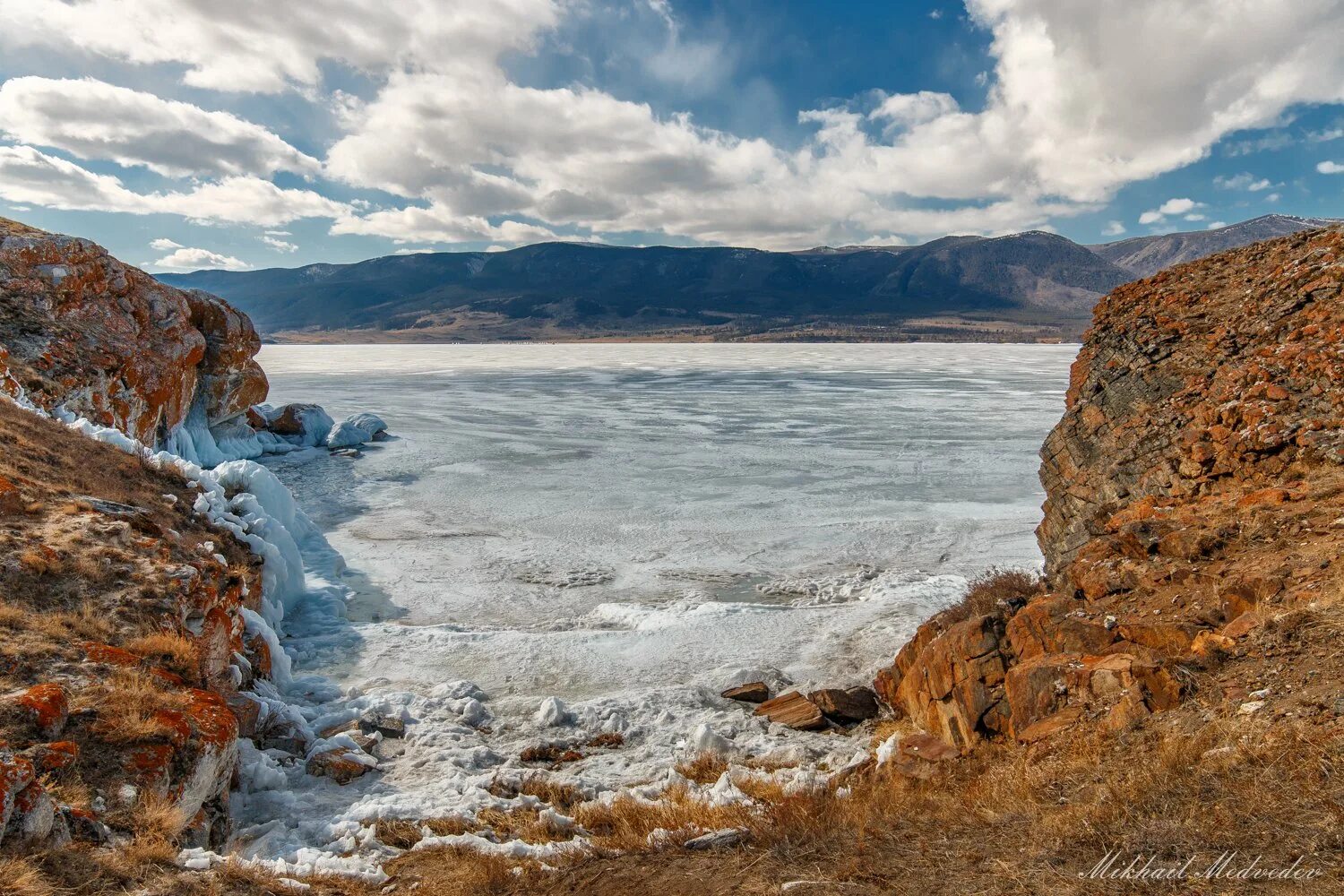 Байкал малое море бухта змеинка зимой. Листвянка байкал осенью. Мыс уюга на байкале. Пролив малое море байкал. Озеро байкал бурятия.