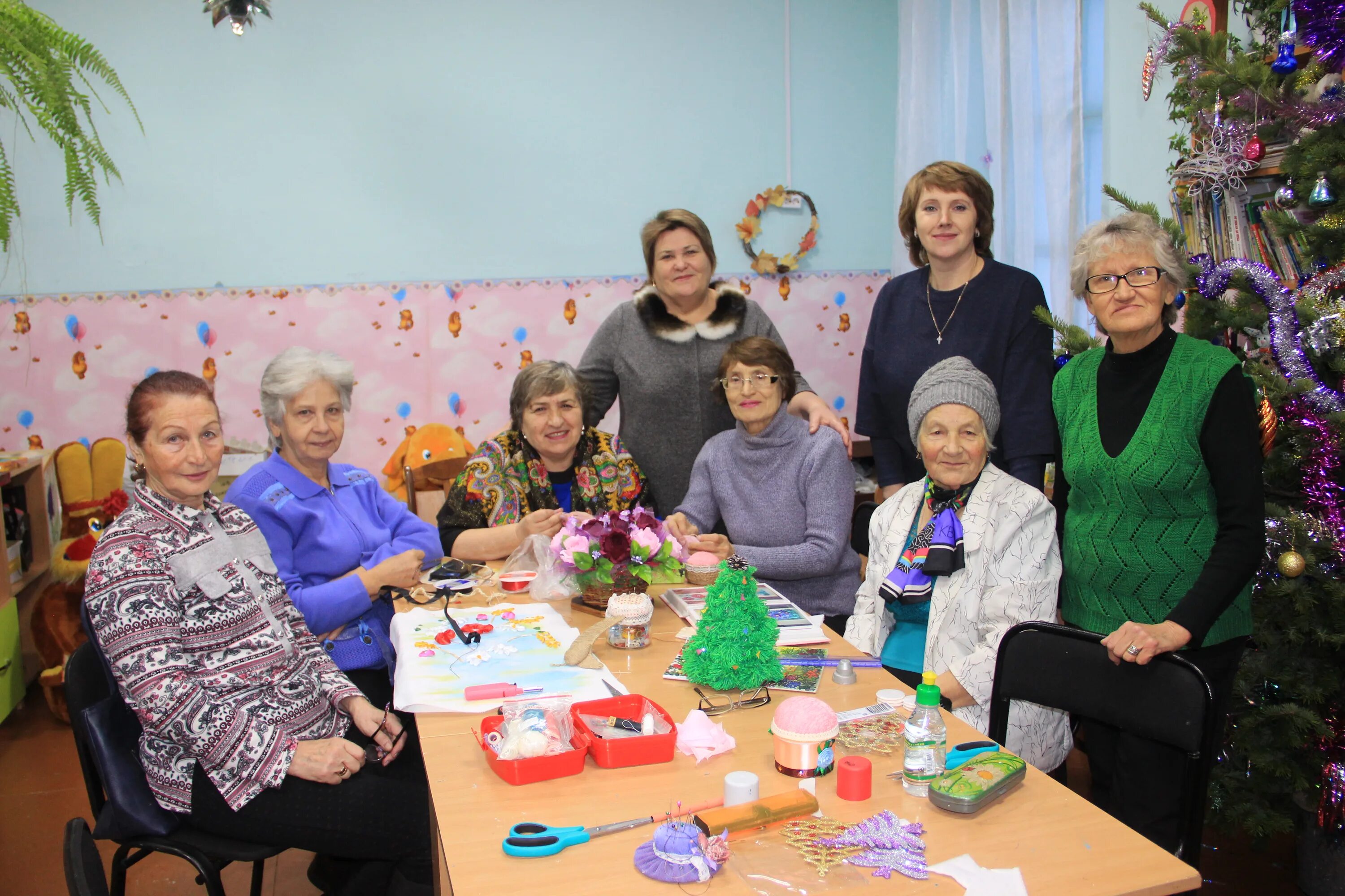 Сайт клуба пенсионеров. Клуб для пожилых. Клуб пенсионеров. Клуб престарелых. Пожилые люди Пушкинский район здание КЦСОН.