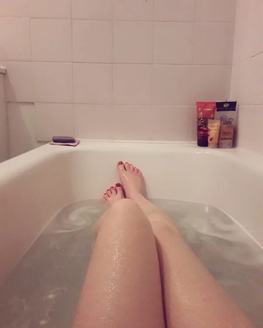 Домашнее камера в ванной. Девушка в ванне. Ножки девушки в ванной. Женские ноги в ванной. Фотосессия в ванной.