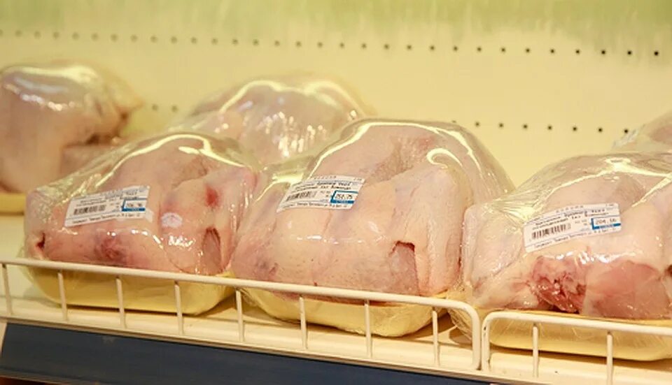 Яйца куриные на ярмарке. Курица мясо. Курица сырая. Куры крылья на разделочной доске. Дефицит куриного мяса.