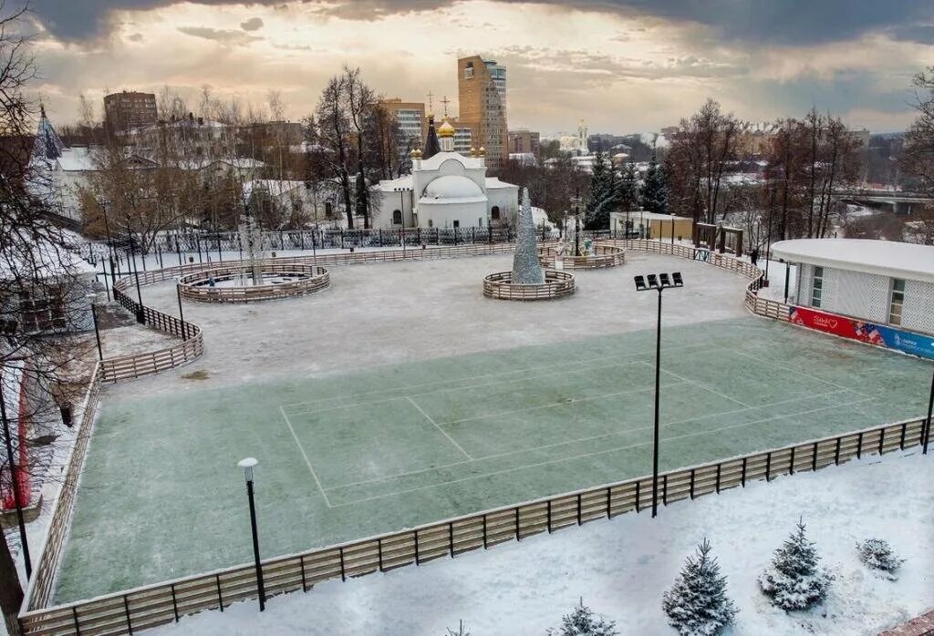 Каток в парке талалихина подольск. Фаворит подольск парк. Катки подольск 2024. Церковь подольск парк талалихина. Каток в подольске в парке.