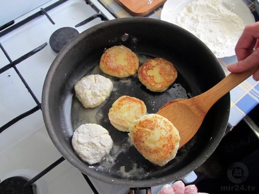 Сырники сколько жарить по времени на сковороде