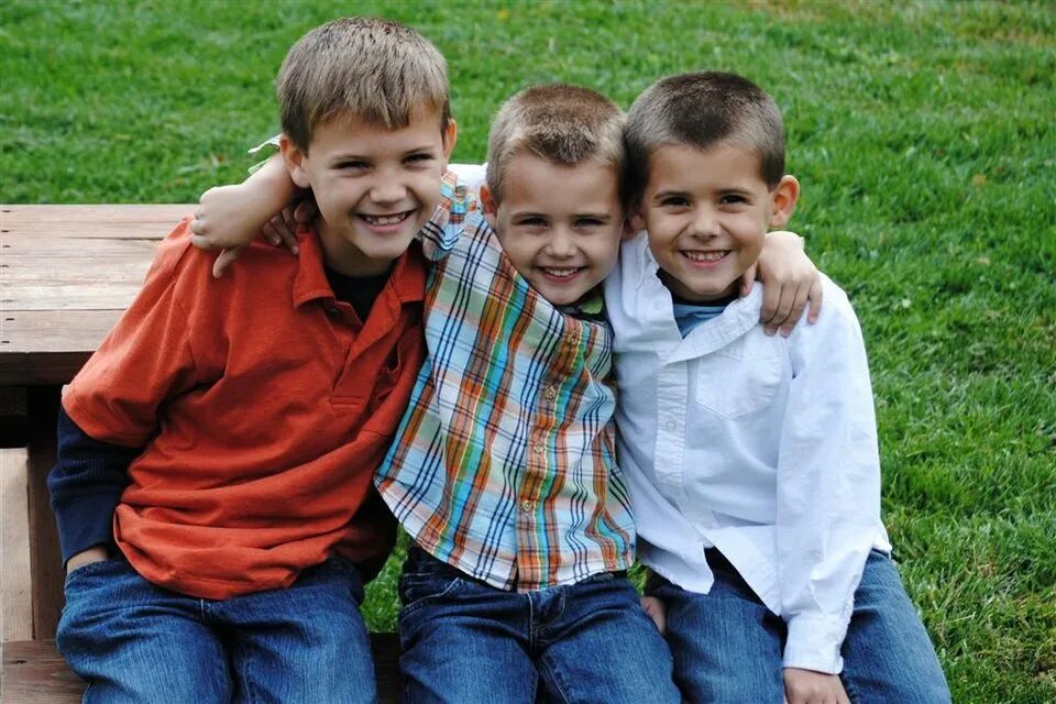 Три брата люди. Three kids новые фото. Дайте трех мальчиков. Семья: человек-boy-boy 16. Three boy.